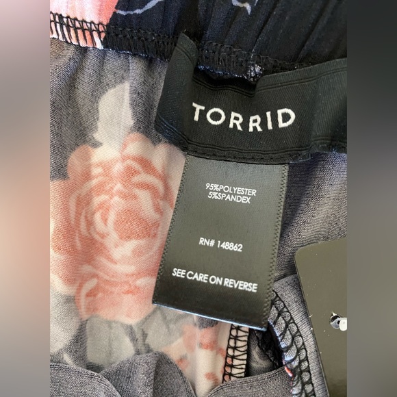 NWT ~ Torrid size 3 ~ Black and Flower Wide Leg pants! - Picture 5 of 9